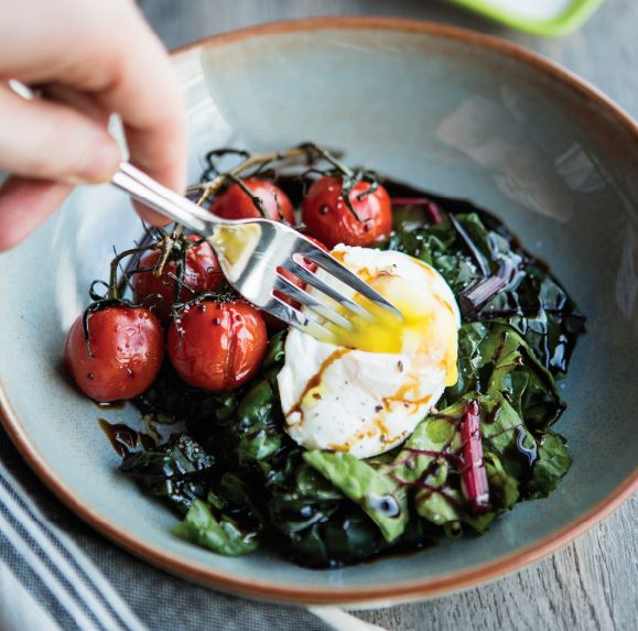 Poached eggs with balsamic glaze