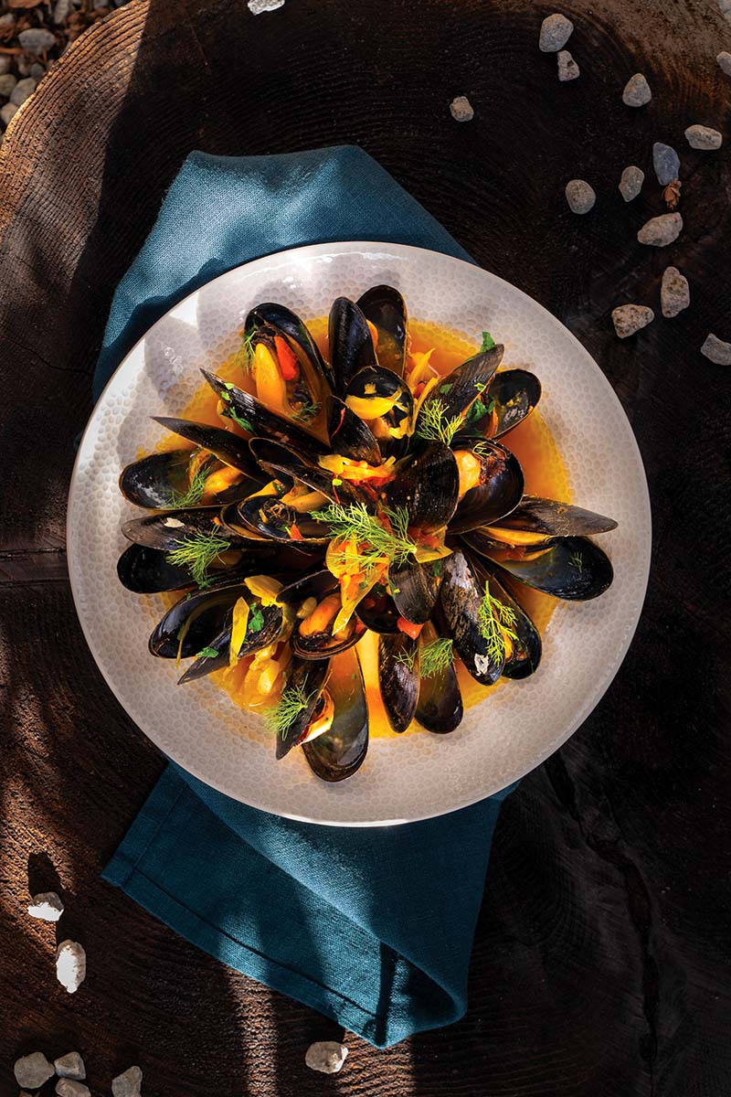 Mussels with Tomato, Saffron, and Fennel - Delicious Living
